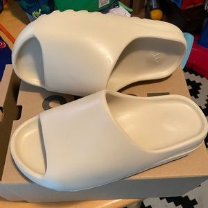Yeezy Slides - Bone - size 9